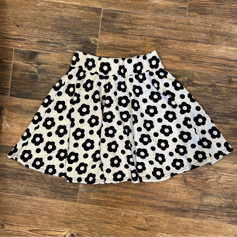 Black & White Daisy Print Skater Skirt – 2010s (Size XS/S) 🌼